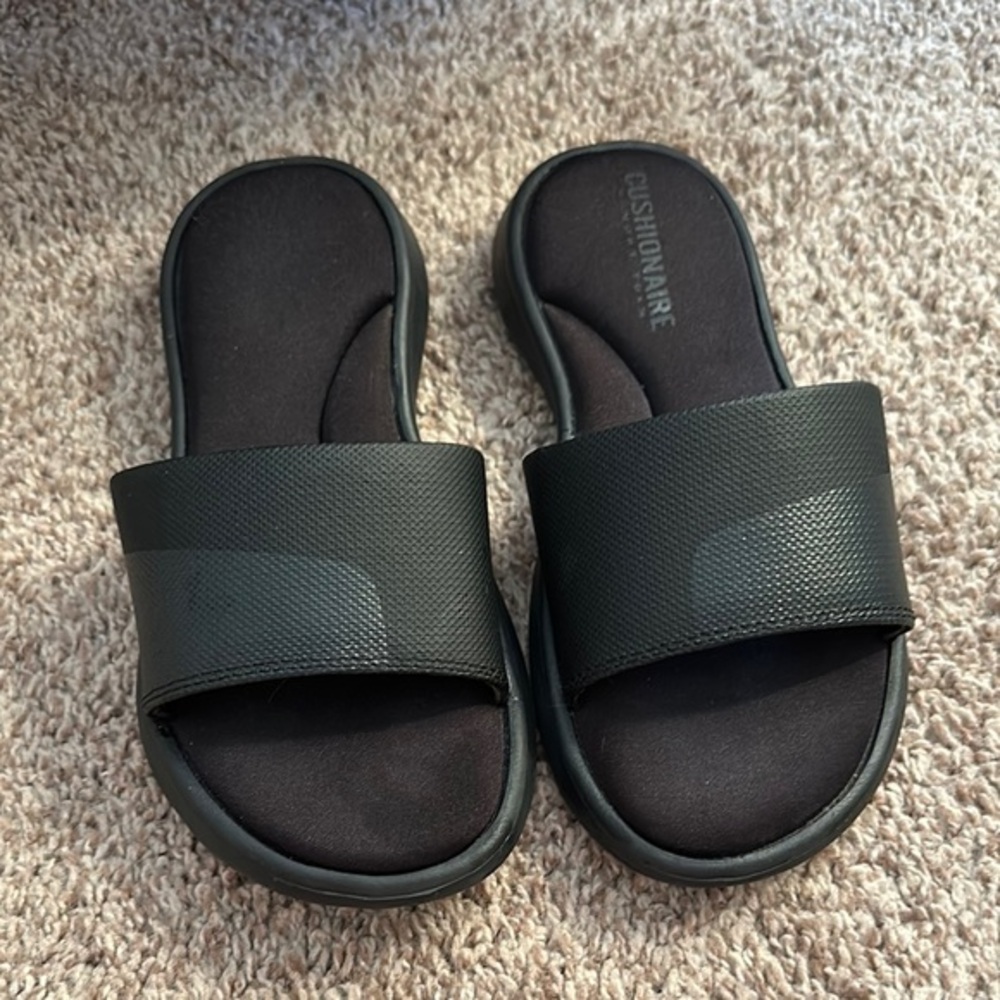 Cushionaire slides size 6
